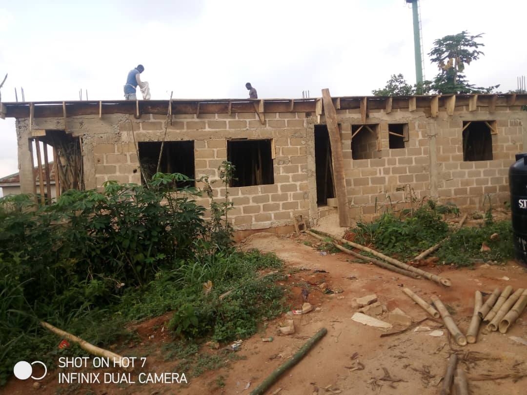 A 4 bedroom bungalow sitting on 320sqm ²